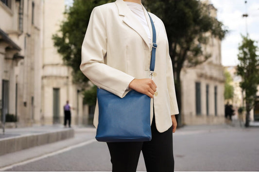 Blaue mittelgroße Umhängetasche aus italienischem Leder – Eleganz & Funktionalität für Alltag & Business