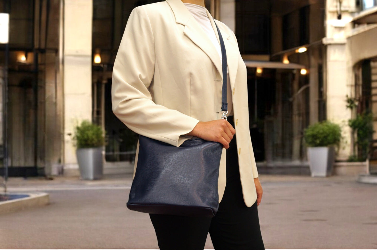 Marineblaue mittelgroße Umhängetasche aus italienischem Leder – Eleganz & Funktionalität für Alltag & Business