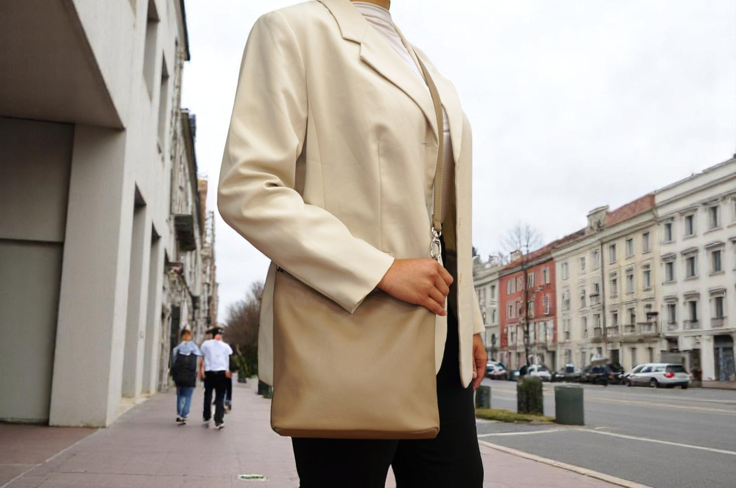 Beige mittelgroße Umhängetasche aus italienischem Leder – Eleganz & Funktionalität für Alltag & Business