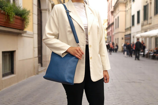 Blaue mittelgroße Umhängetasche aus italienischem Leder – Eleganz & Funktionalität für Alltag & Business