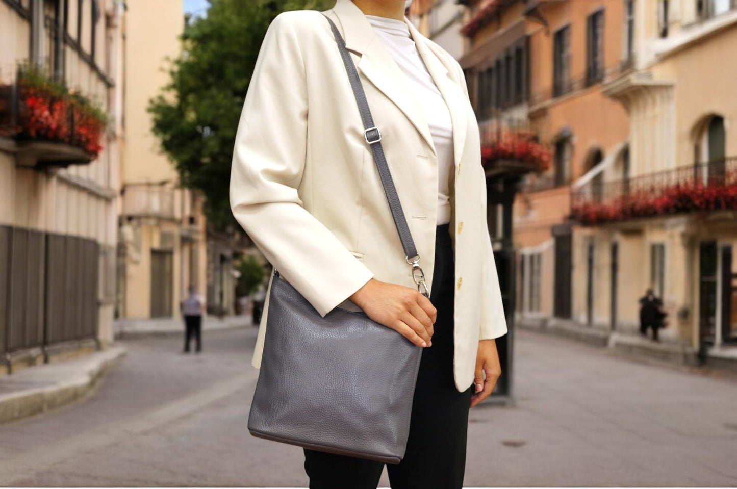 Graue mittelgroße Umhängetasche aus italienischem Leder – Eleganz & Funktionalität für Alltag & Business