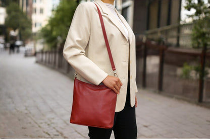 Rote mittelgroße Umhängetasche aus italienischem Leder – Eleganz & Funktionalität für Alltag & Business