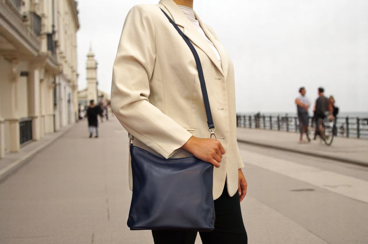 Marineblaue mittelgroße Umhängetasche aus italienischem Leder – Eleganz & Funktionalität für Alltag &amp; Business