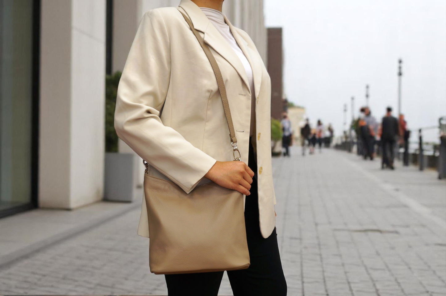 Beige mittelgroße Umhängetasche aus italienischem Leder – Eleganz & Funktionalität für Alltag &amp; Business