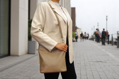 Beige mittelgroße Umhängetasche aus italienischem Leder – Eleganz & Funktionalität für Alltag &amp; Business