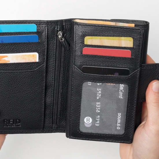 Video einer Geldbörse, die geöffnet wird und Fächer für Karten, Scheine und Münzen zeigt.