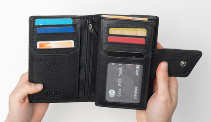 Video einer Geldbörse, die geöffnet wird und Fächer für Karten, Scheine und Münzen zeigt.