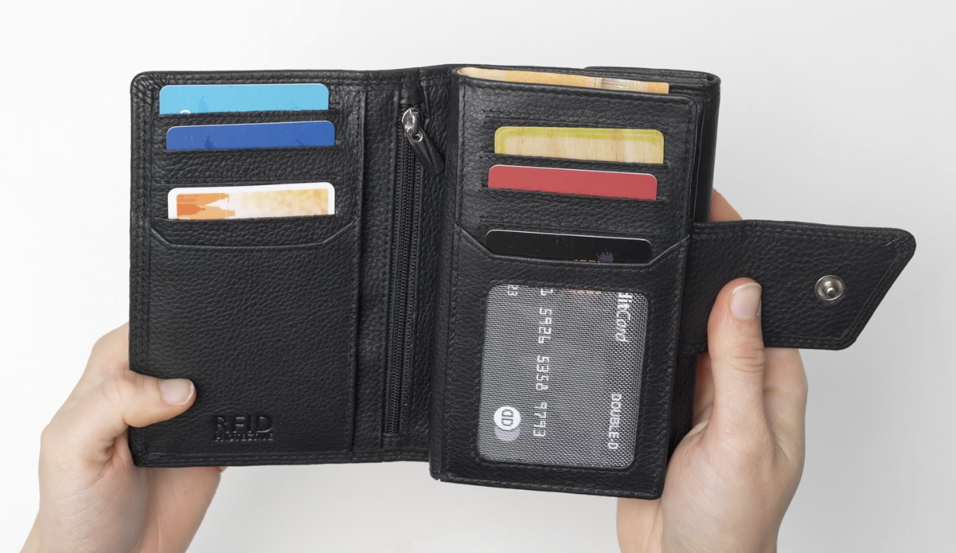 Video einer Geldbörse, die geöffnet wird und Fächer für Karten, Scheine und Münzen zeigt.